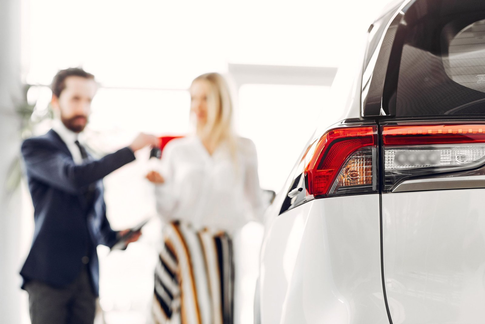 Femme dans une voiture neuve
